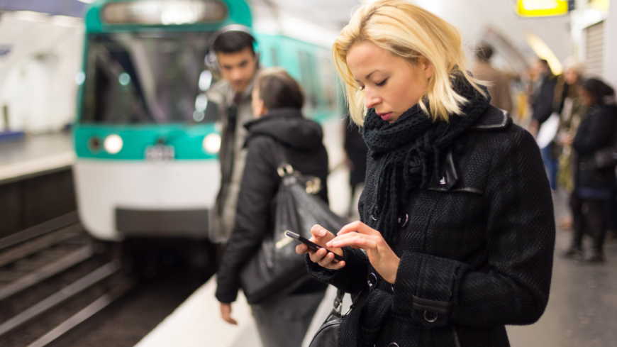 Appen ”Tågprator” är utvecklad för personer med synnedsättning och ger anpassad och uppläst trafikinformation för resenärer som ska resa med tåg. Foto: Shutterstock